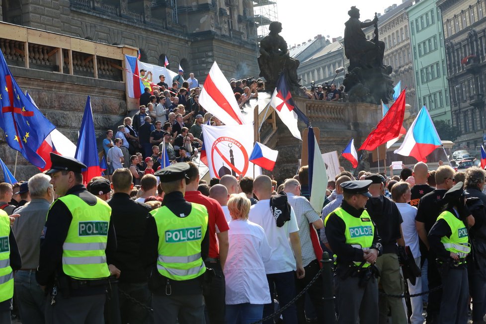Protiislámská demonstrace na Václaváku v Praze 17. října 2015