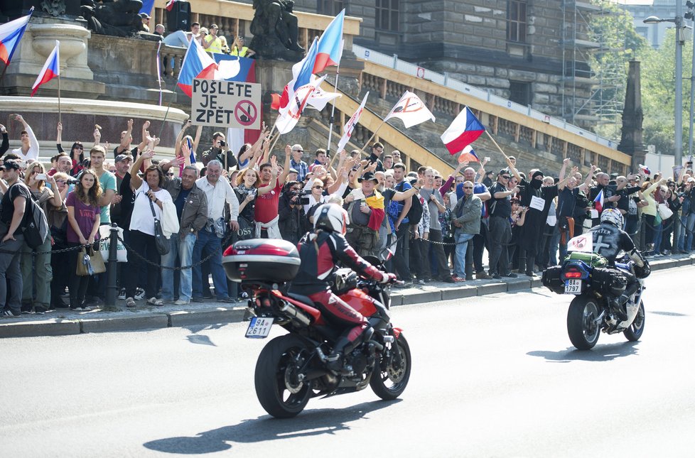 Protiislámská demonstrace na Václaváku v Praze 17. října 2015