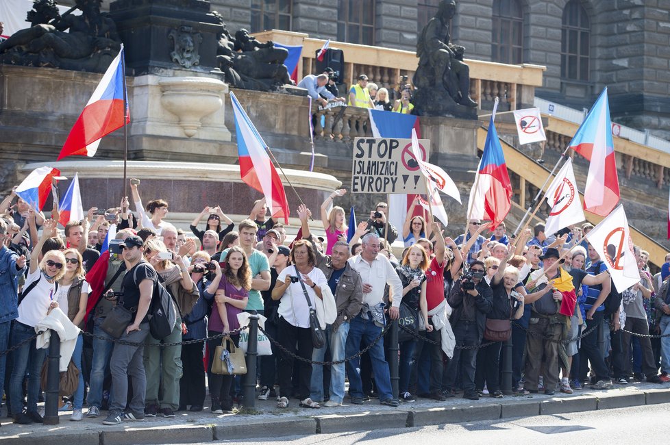 Protiislámská demonstrace na Václaváku v Praze 17. října 2015