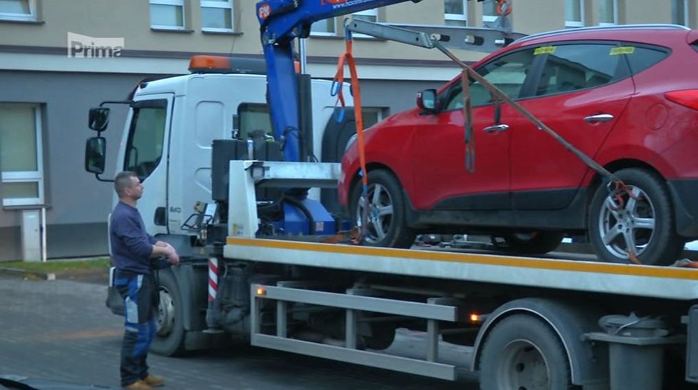 Vůz, ze kterého vrah v Jihlavě střílel, policie už našla.