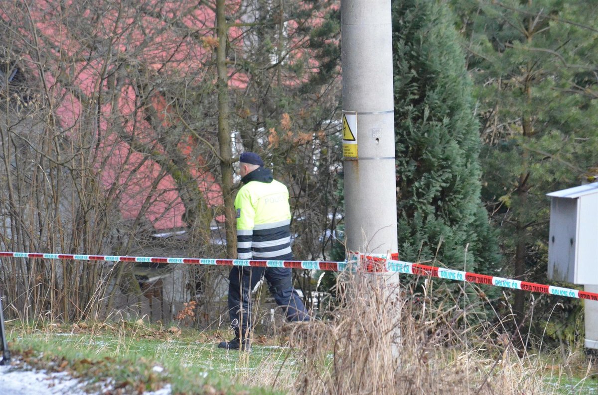 Policie hlídá dům hledaného muže, podezřelého z vraždy