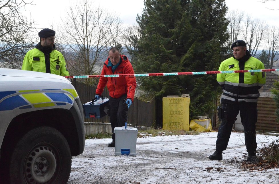 Policie hledá v domě podezřelého stopy.