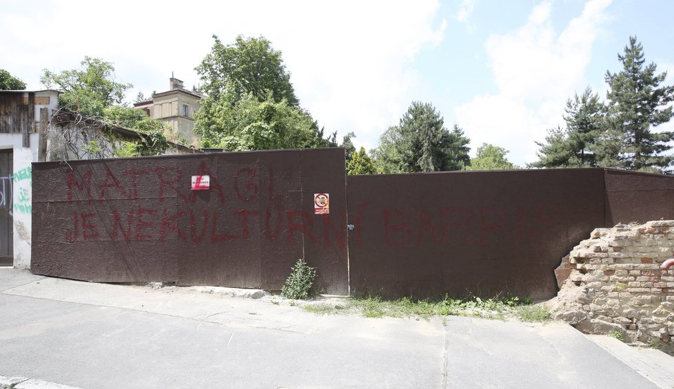 Tento nápis kdysi zdobil vrata na pozemku Blanky Matragi.