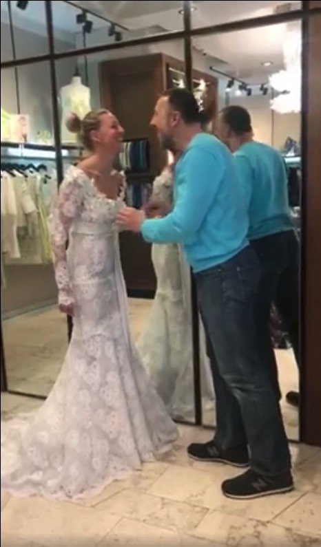 Triatlonistka Pavlína Švadlenková se zasnoubila v butiku Blanky Matragi při zkoušce svatebních šatů.