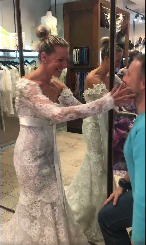 Triatlonistka Pavlína Švadlenková se zasnoubila v butiku Blanky Matragi při zkoušce svatebních šatů.