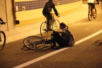 Rvačky a pády v Blance: Prokletý tunel otevřeli, ale jen cyklistům