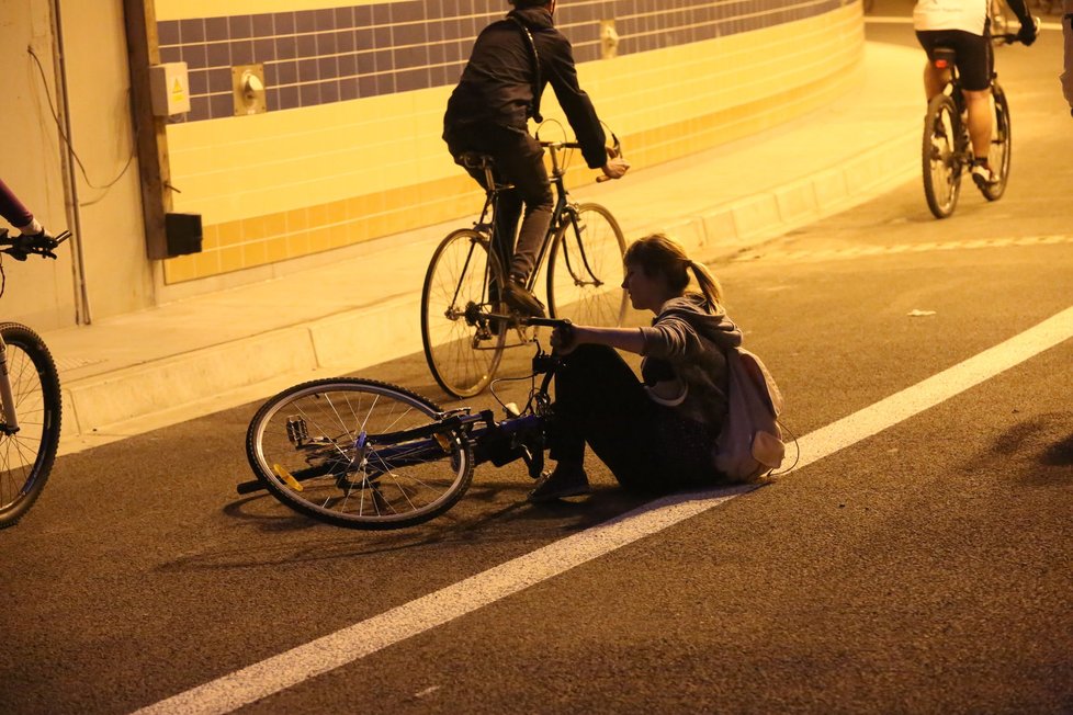 Cyklistka spadla z kola přímo v tunelu.