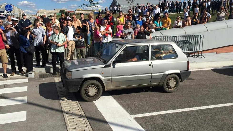 Prvním řidičem v tunelu Blanka po otevření byl Ital Franco ve starém fiatu