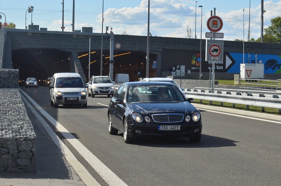 První řidiči v novém pražském tunelu Blanka