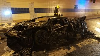 Požár luxusního sportovního auta v Praze uzavřel Blanku. Škoda přesáhne pět milionů