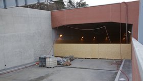 Dřevěnými zábranami zabednila stavební firma Metrostav vjezdy do tunelu Blanka