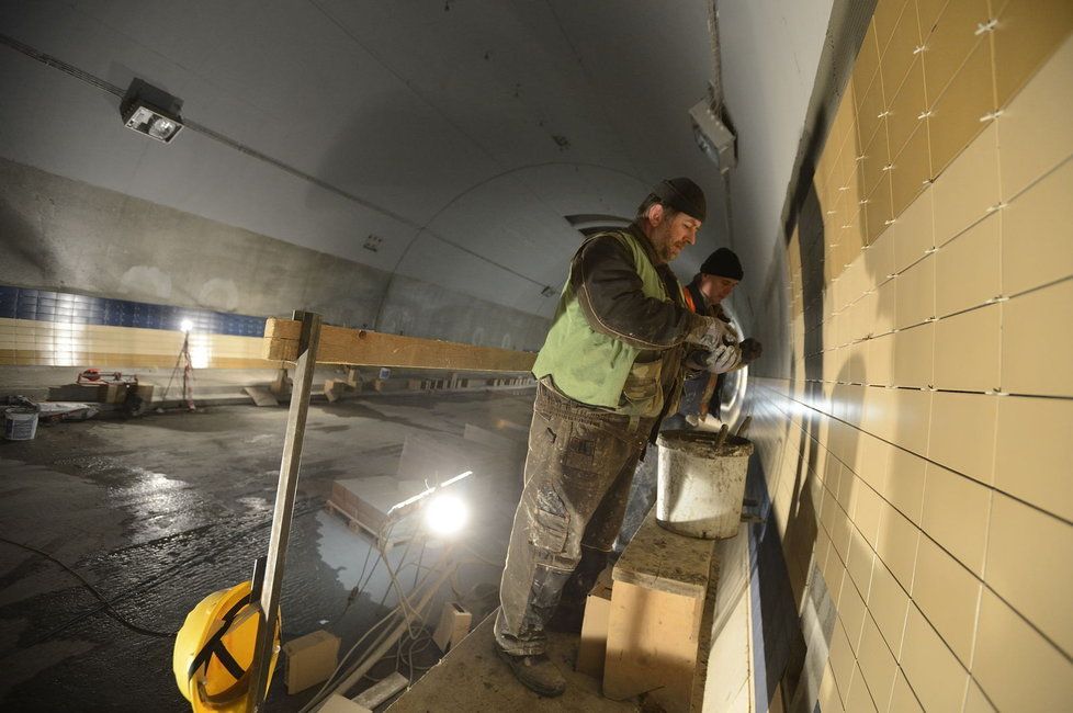 Kachličkami tunel obkládá několik firem