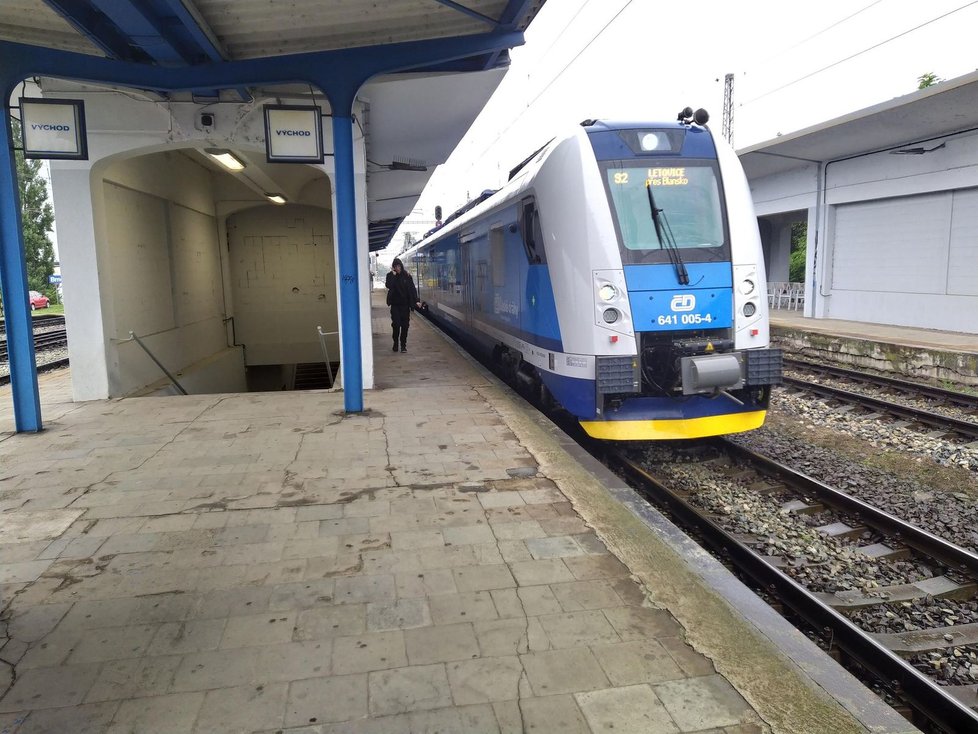 Modernizaci trati z Adamova do Blanska bude stát 2,6 miliardy korun. Od 12. prosince se provoz na trati mezi Brnem a Blanskem nejméně na rok zastaví úplně.