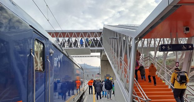 Cestující získali v rámci přestavby tratě Brno - Blansko kromě jiného bezbariérová nástupiště v Adamově. Součástí oprav je i nová lávka pro pěší s výtahem, spojující nádraží se sídlištěm Ptačina.