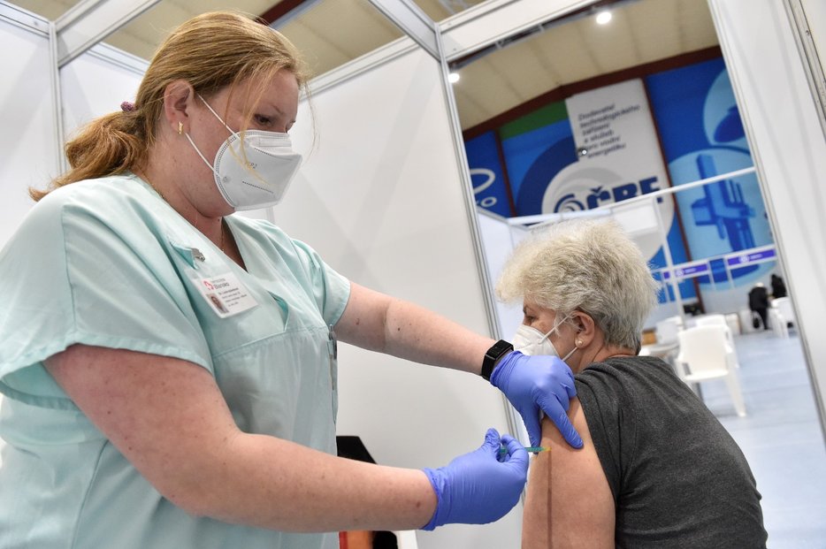 V Blansku začalo fungovat očkovací centrum ve sportovní hale v Údolní ulici, dosud se proti covidu-19 očkovalo v tamní nemocnici. Denní kapacita centra je 600 až 800 očkovaných, v nemocnici byl takový počet týdenním maximem (6. 4. 2021)
