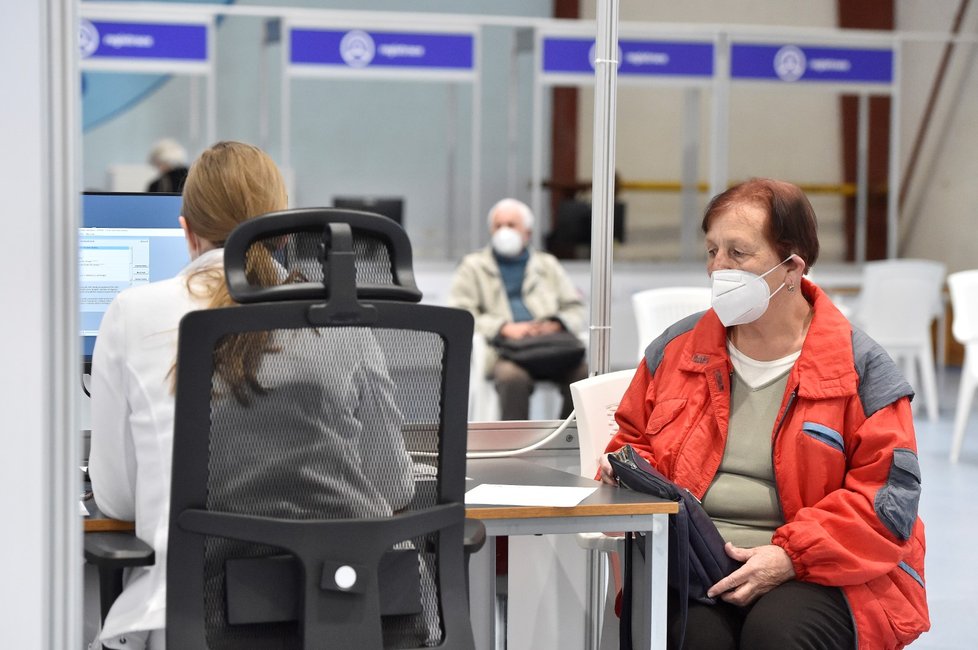 V Blansku začalo fungovat očkovací centrum ve sportovní hale v Údolní ulici, dosud se proti covidu-19 očkovalo v tamní nemocnici. Denní kapacita centra je 600 až 800 očkovaných, v nemocnici byl takový počet týdenním maximem (6. 4. 2021)