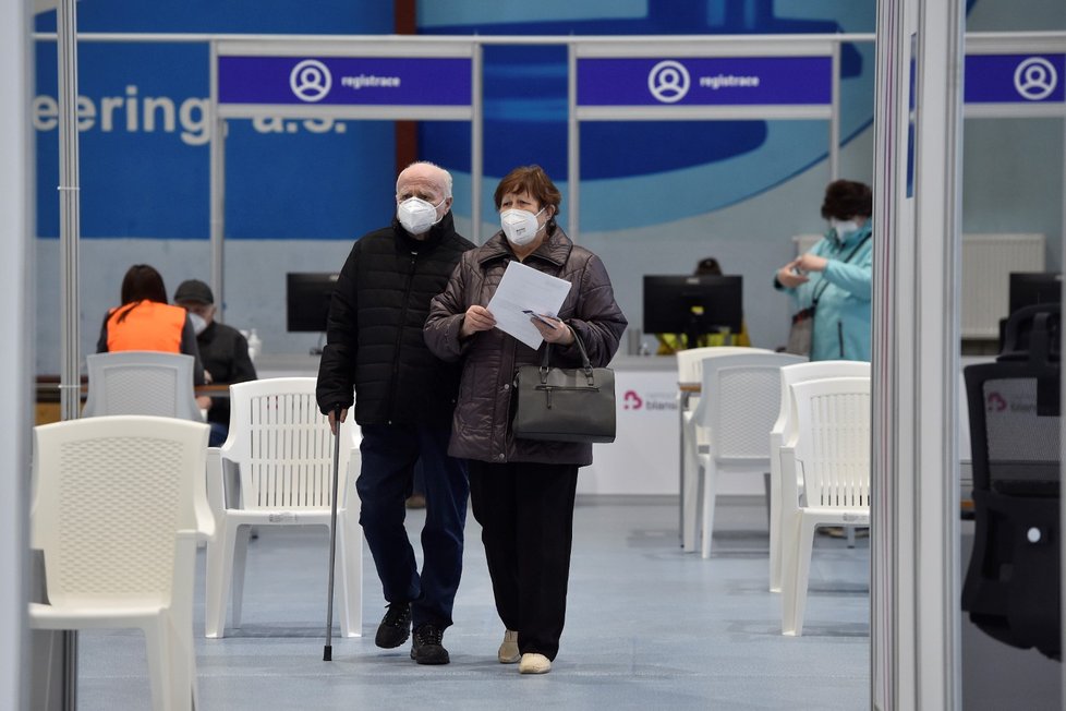 V Blansku začalo fungovat očkovací centrum ve sportovní hale v Údolní ulici, dosud se proti covidu-19 očkovalo v tamní nemocnici. Denní kapacita centra je 600 až 800 očkovaných, v nemocnici byl takový počet týdenním maximem (6. 4. 2021)