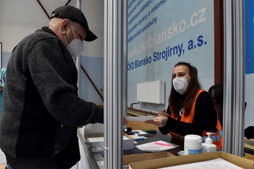 V Blansku začalo fungovat očkovací centrum ve sportovní hale v Údolní ulici, dosud se proti covidu-19 očkovalo v tamní nemocnici. Denní kapacita centra je 600 až 800 očkovaných, v nemocnici byl takový počet týdenním maximem (6. 4. 2021)