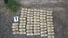 V domě na Blanensku našla policie desítky granátů, náboje i roznětky.