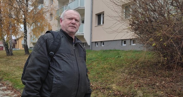Jiří Vymazal (60), řidič z povolání, věří, že zdražení tak vysoké nakonec nebude díky tomu, že dům, ve kterém v Blansku bydlí má novou fasádu střechu. Věří proto v méně spotřebované energie.