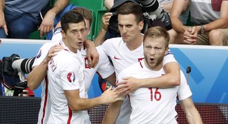 Poláci slaví postup do čtvrtfinále EURO, Švýcary zdolali na penalty