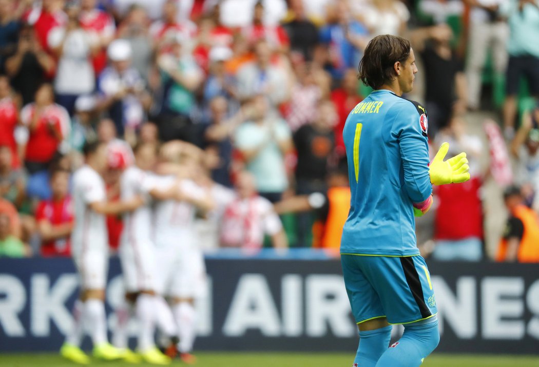 Zklamaný brankář Švýcarska Yann Sommer po inkasované brance