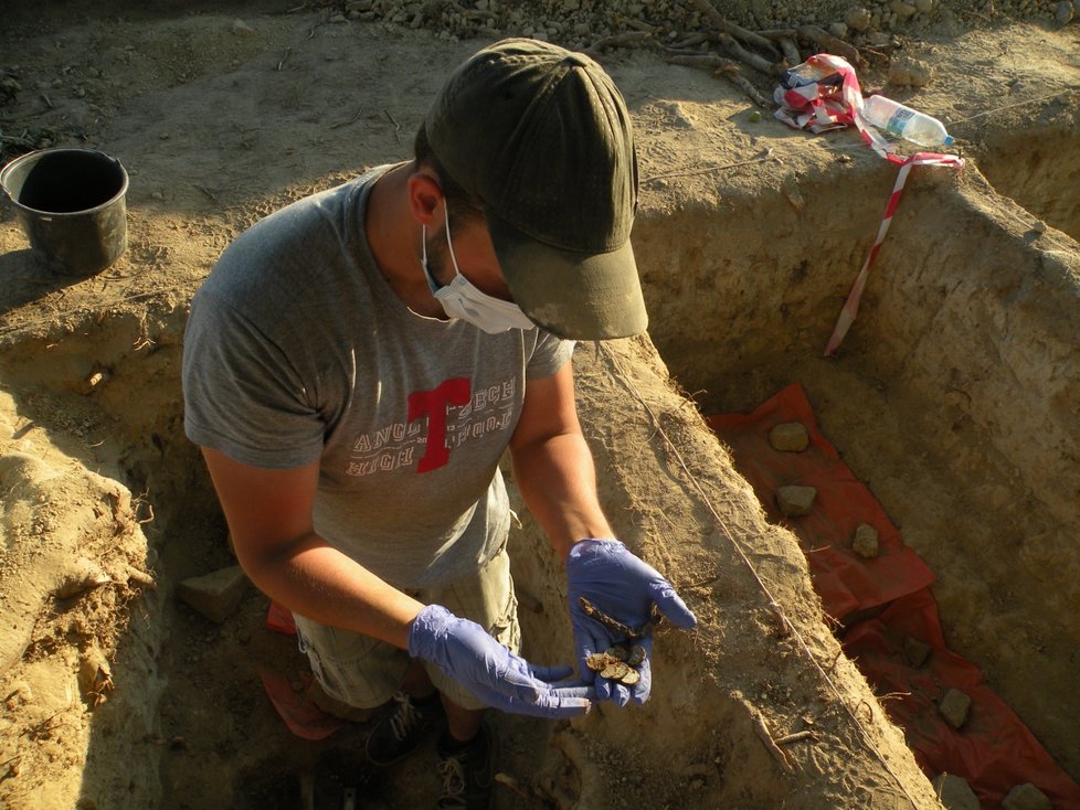 Archeologové objevili civilní hroby z druhé světové války