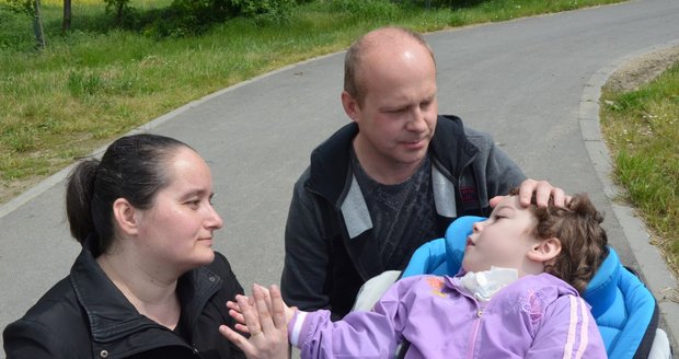 Lucinka se narodila postižená: Kvůli chvatu loktem na břicho? Rodičů se zastal soud