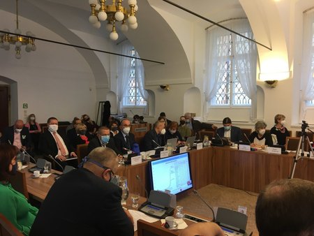 Ministr zdravotnictví Jan Blatný (za ANO) a šéf ÚZIS Ladislav Dušek na jednání zdravotního výboru v Poslanecké sněmovně (4. 11. 2020)