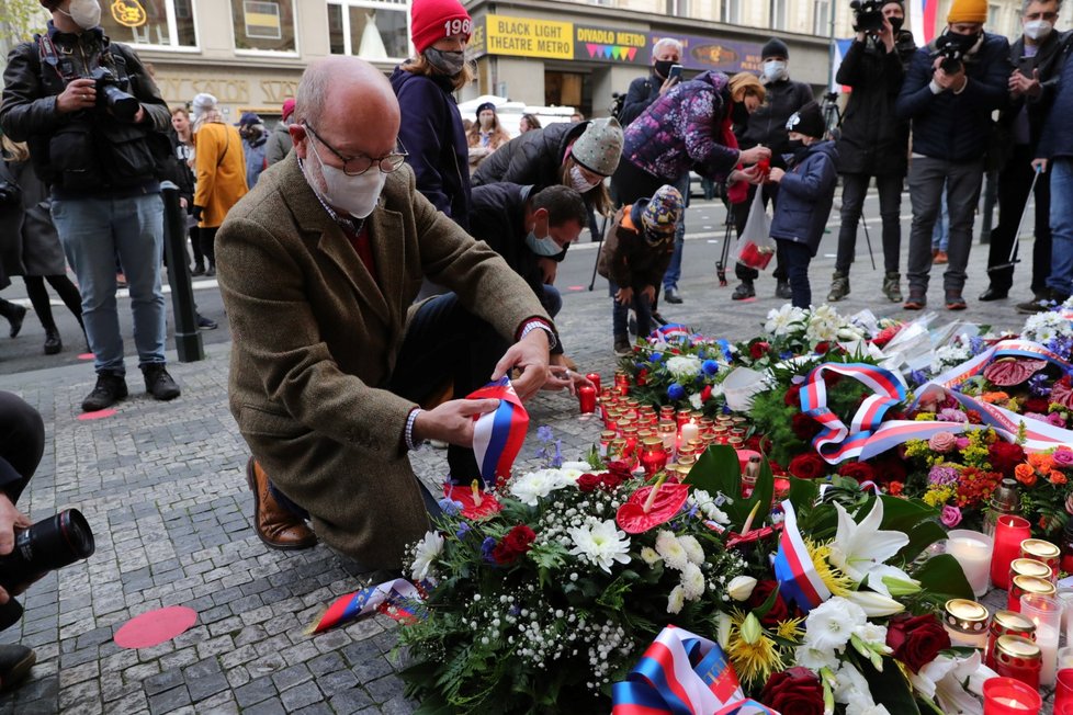 Ministr zdravotnictví Jan Blatný (za ANO) na Národní třídě (17. 11. 2020)