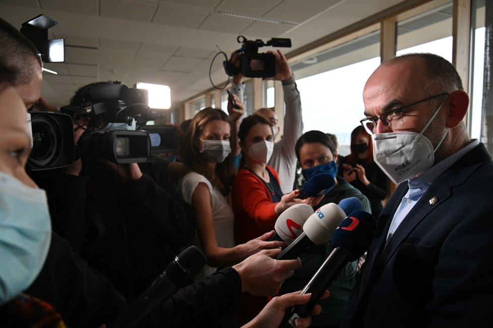 Ministr zdravotnictví Jan Blatný (za ANO) hovoří s novináři (5. 2. 2021)