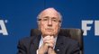 Evropa oslavuje Blatterův konec: Co se stalo? Kdo ho "zastřelil"?