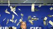 Konferenci prezidenta FIFA Seppa Blattera přerušil britský komik, který po něm hodil dolarové bankovky