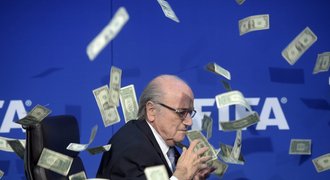 Kolem Blattera létaly peníze. Komik přinesl úplatek na MS v KLDR