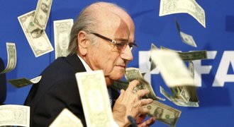 Neskutečné! Potrestaný šéf FIFA Blatter stále pobírá předsednický plat