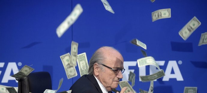 Kolem šéfa FIFA Seppa Blattera pomalu utahují vyšetřovatelé kličku