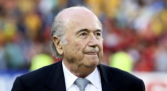 Zoufalý Blatter: Dál všemocný vládce fotbalu, nebo zlomený stařec