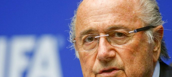 Blatter z pozice šéfa FIFA odstoupil