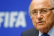 Podle švýcarského listu Sepp Blatter vážně pomýšlí na to, že se funkce šéfa FIFA nevzdá