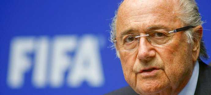 Podle švýcarského listu Sepp Blatter vážně pomýšlí na to, že se funkce šéfa FIFA nevzdá