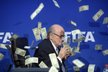 Konferenci prezidenta FIFA Seppa Blattera přerušil britský komik, který po něm hodil dolarové bankovky