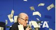 Na prezidenta FIFA Seppa Blattera přiletěly dolarové bankovky