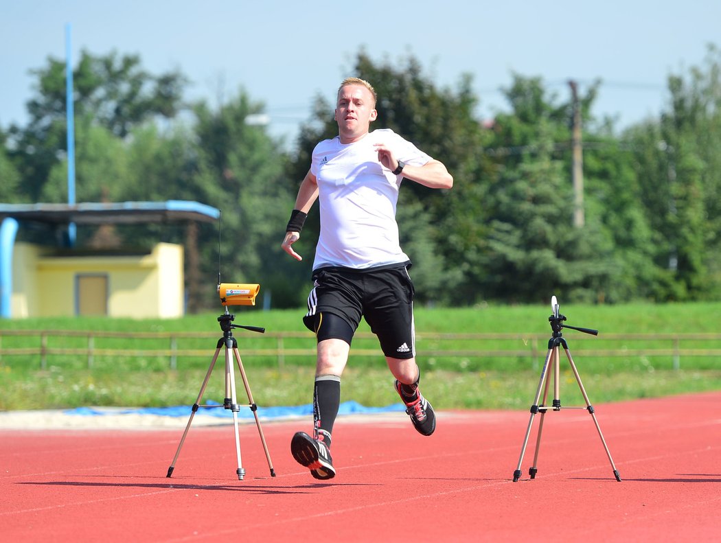 Rozhodčí Petr Blažej během fyzických testů