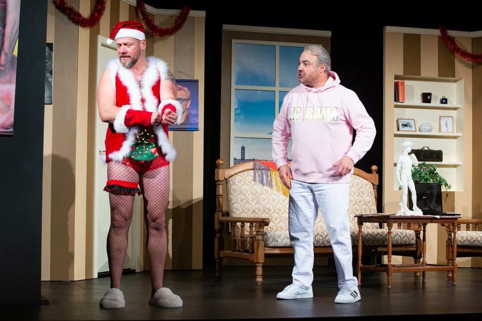Filip Blažek v peprném erotickém kostýmu ve stylu Santa Clause.