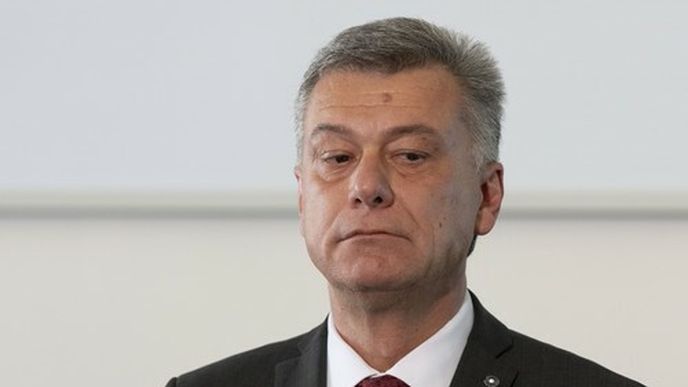 Žalobkyně z Vrchního státního zastupitelství (VSZ) v Olomouci obžalovala kvůli bitcoinové kauze Tomáše Jiřikovského, exministra spravedlnosti Pavla Blažka, jeho tehdejší náměstka Radomíra Daňhela a advokáta Kárima Titze, vyplývá to z vyjádření olomouckého vrchního žalobce Radima Dragouna a informací ČTK. Na fotografii Pavel Blažek. Žalobkyně z Vrchního státního zastupitelství (VSZ) v Olomouci obžalovala kvůli bitcoinové kauze Tomáše Jiřikovského, exministra spravedlnosti Pavla Blažka, jeho tehdejší náměstka Radomíra Daňhela a advokáta Kárima Titze, vyplývá to z vyjádření olomouckého vrchního žalobce Radima Dragouna a informací ČTK. Na fotografii Pavel Blažek.