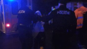 Bláznivá žena na Vinohradech rušila klidný večer: „Můj muž je náčelník policie,“ křičela při zatýkání