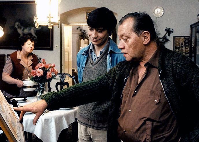 Blažena Holišová s Rudolfem Hrušínským a Pavlem Křížem v komedii Jak básníkům chutná život (1987).