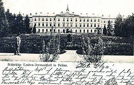 Budova Moravského zemského ústavu pro choromyslné na pohlednici z roku 1900.