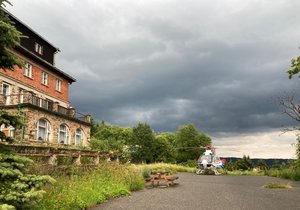 V osadě Bílý Kříž u Starých Hamrů v Beskydech sjel při bouřce výboj a zasáhl dva policisty. Jeden je vážně popálený a bojuje o život.