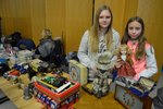 Andrea Krejčiříková a Sofie Váňová z Kopřivnice nabízely na trhu hračky a panenky. Jejich tatínek přidal autíčka a společenské hry z dětství, s nimiž si sám hrával, i staré vysloužilé budíky.